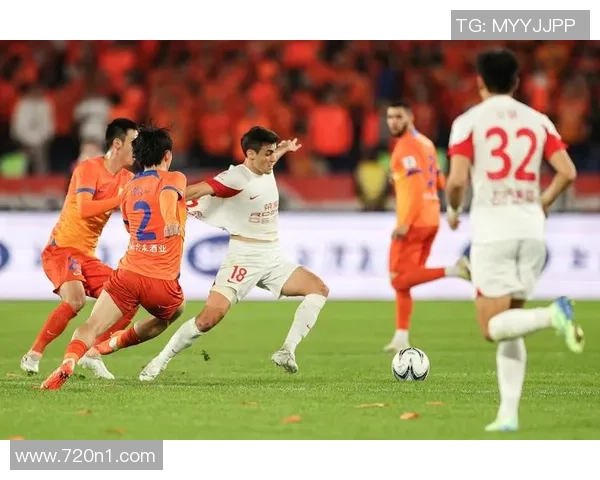 思想灵敏的卢卡·武斯科维奇冲向对手球员的帮助